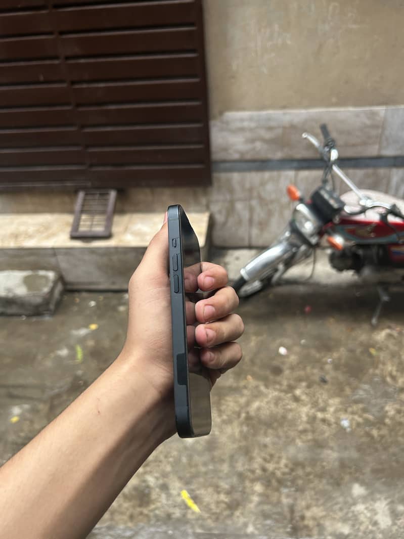 Apple iPhone 14 3