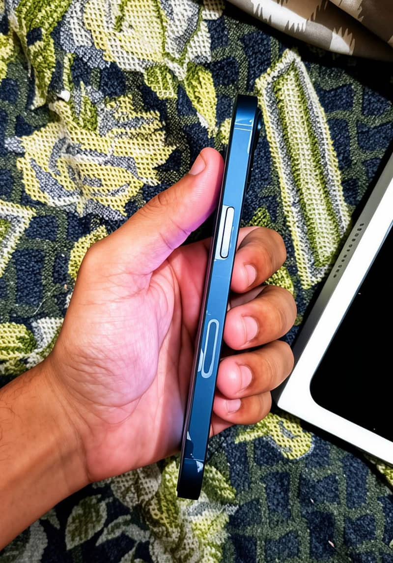 Apple iPhone 13 5