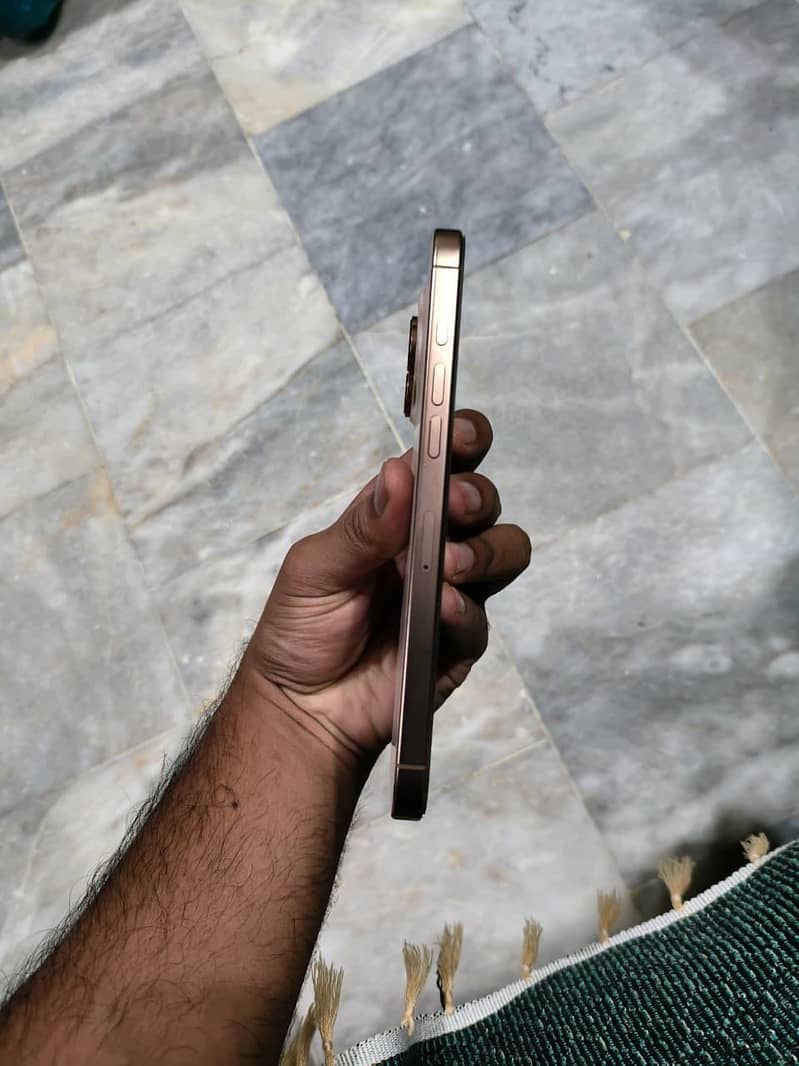 iPhone 16 pro max 3