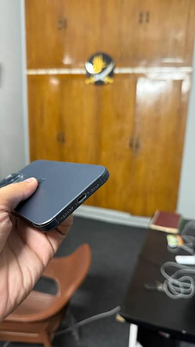iPhone 15pro max  jv 4 month sim time available