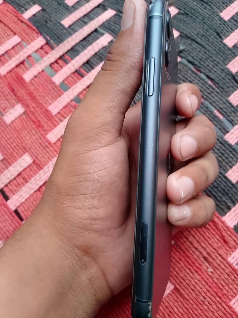 Apple iPhone 11 4