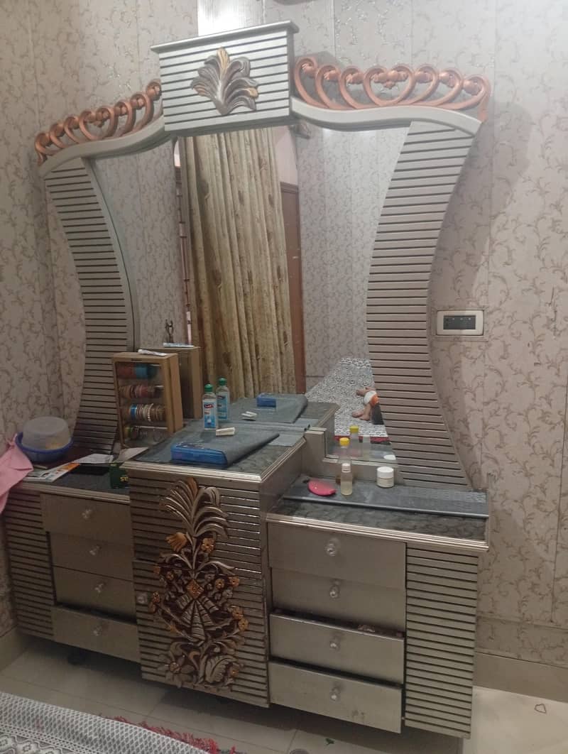 ڈریسنگ ٹیبل ، شو کیس، استری سٹینڈ 2