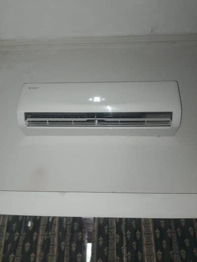 Gree AC for sale 10 by 10 only fit and use