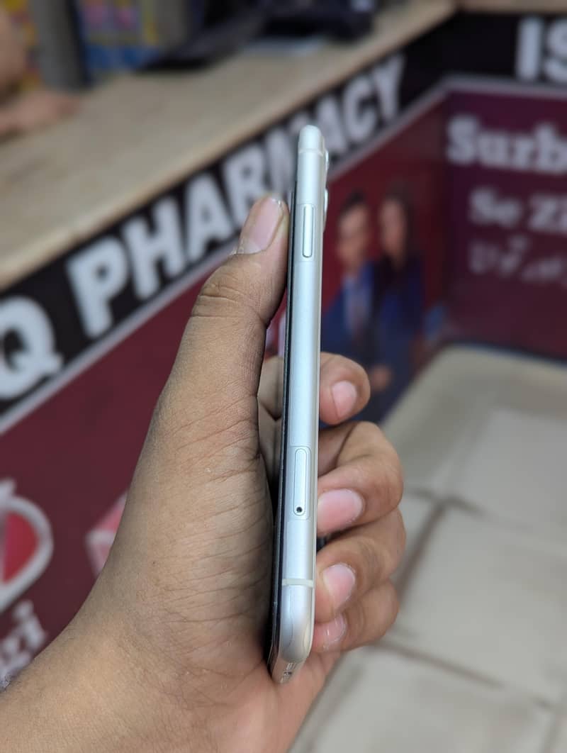 Apple iPhone 11 4