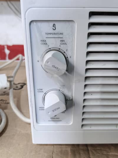 Midea 0.5-ton window air conditioner