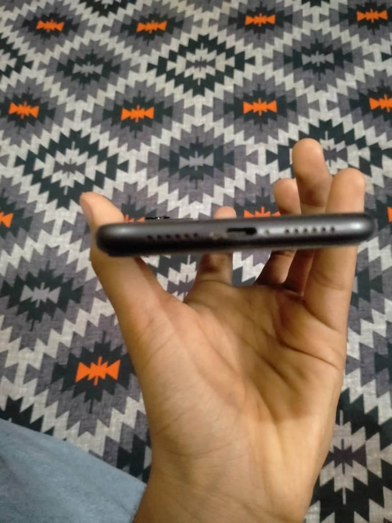 Apple iPhone 11 4