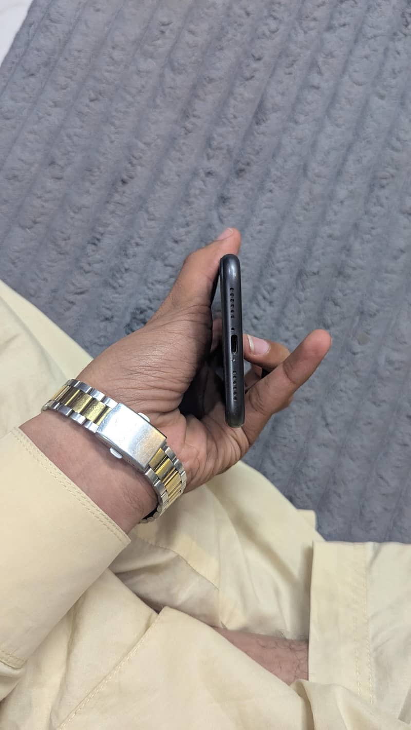 Apple iPhone 11 3