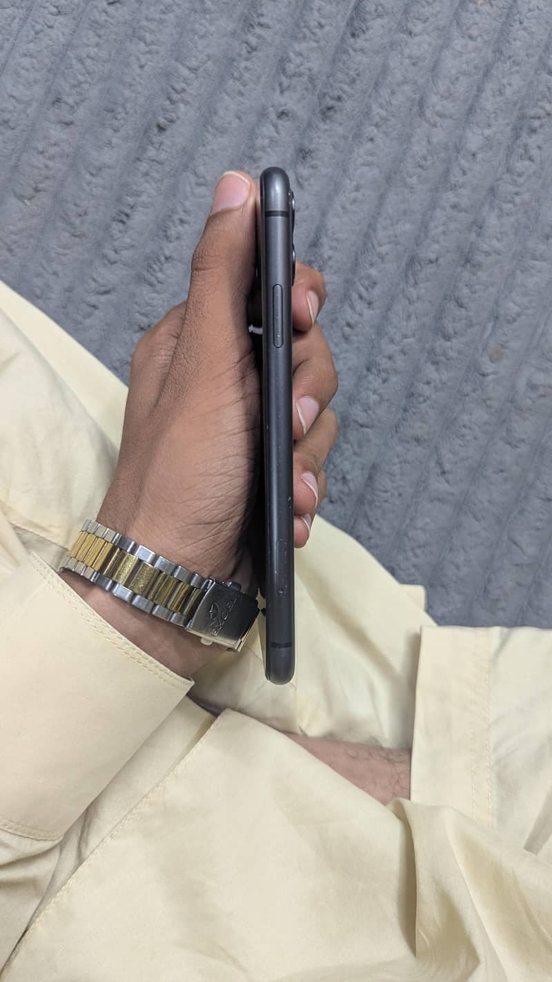 Apple iPhone 11 4