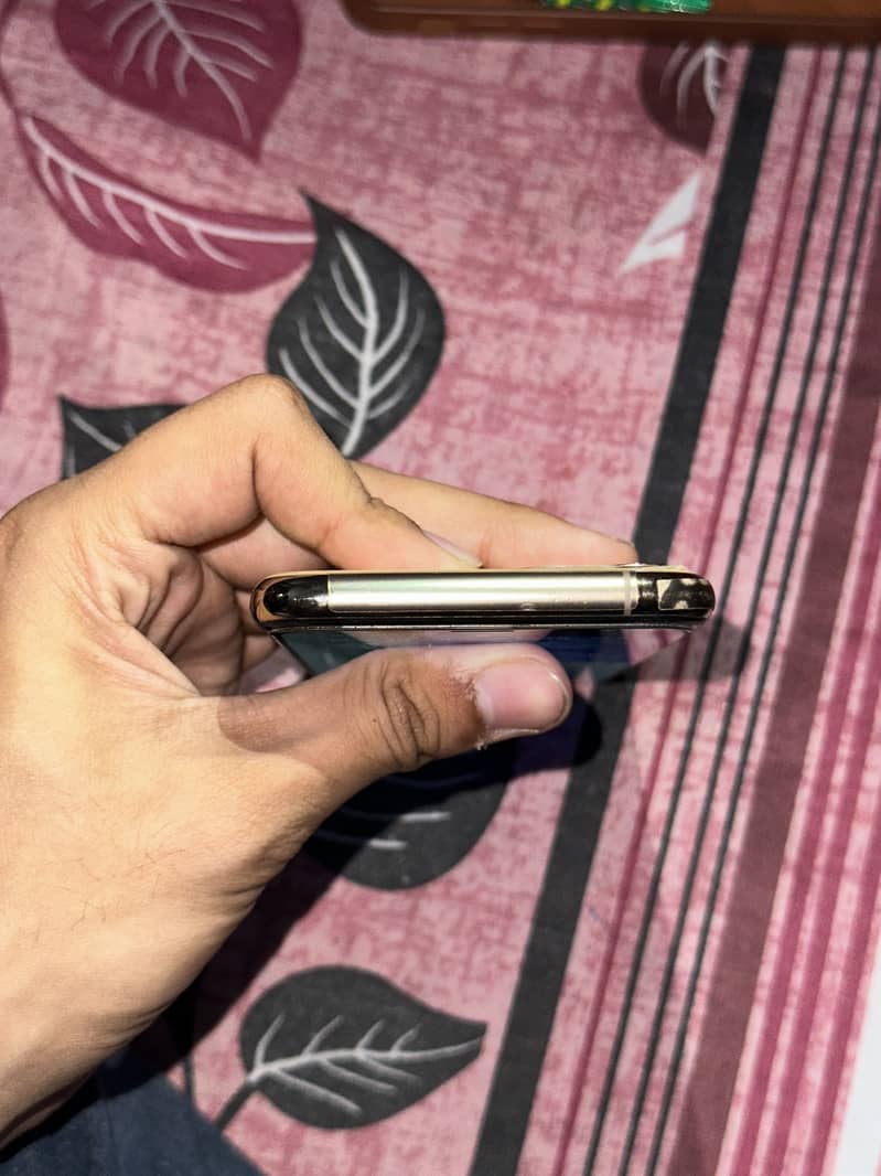 iPhone 11 Pro 4