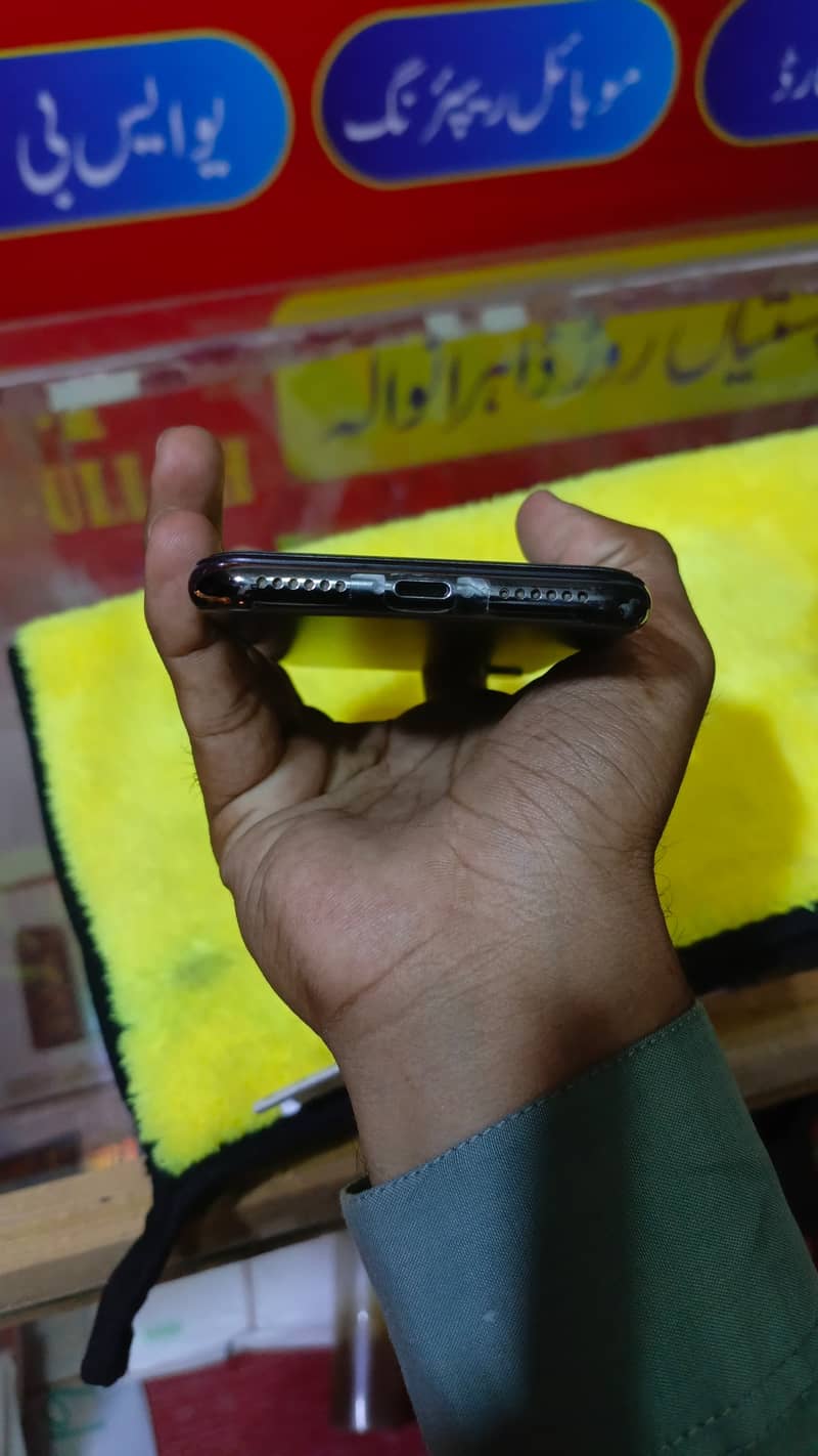 Apple iPhone X 4