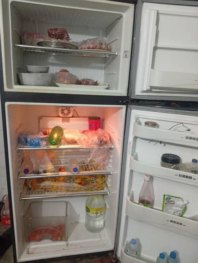 fridge ki condition bilkul theek ha . or rate me gozara Kiya Jaye GA .