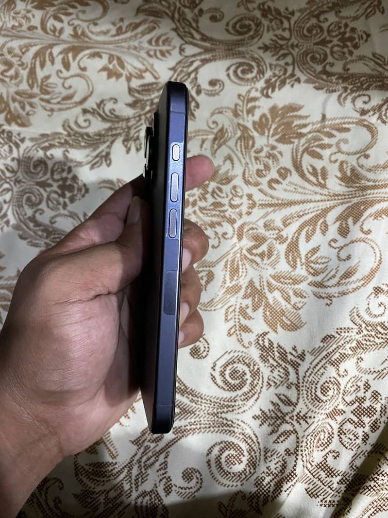Apple iPhone 15 Pro 4