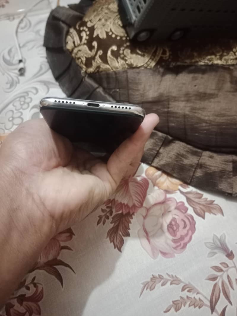 Apple iPhone X 4