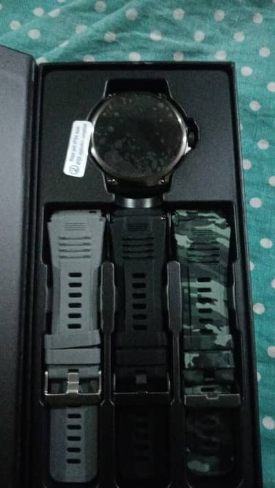 Toch watch hai Mobil k sath connect hoti hai bohot acchi hai new hai