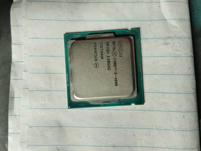 Intel Core i5-4690 desktop processor in good condition.
