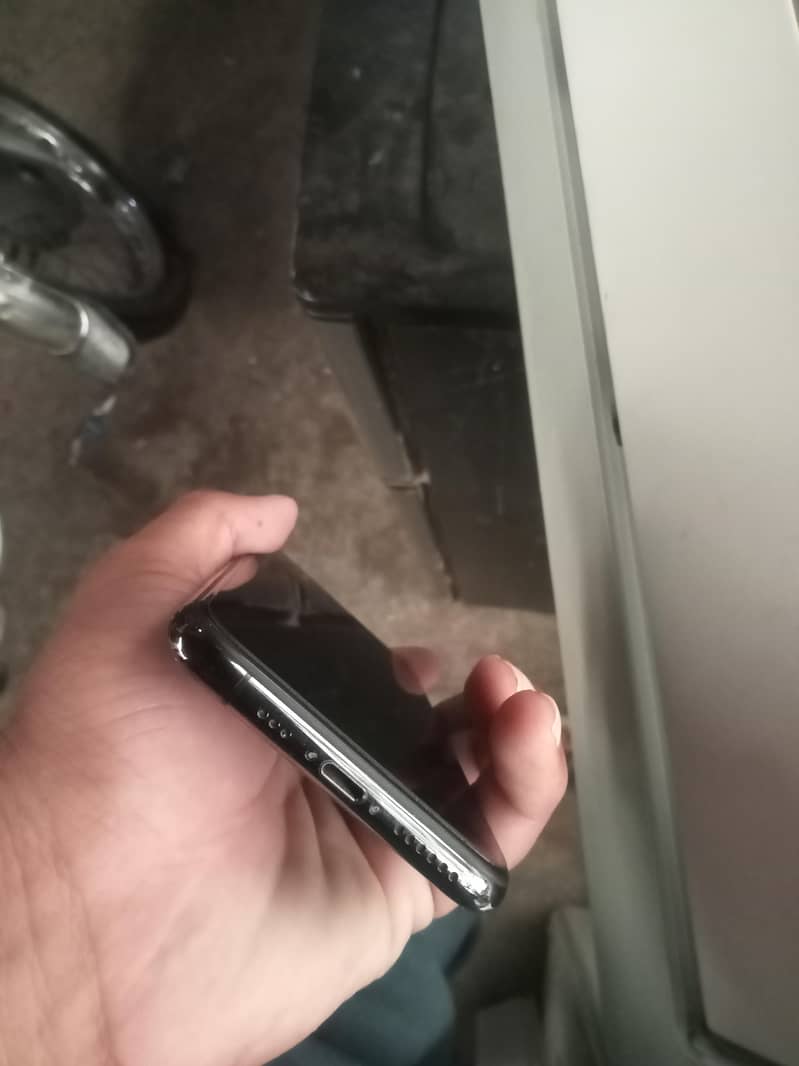 Apple iPhone XS 4