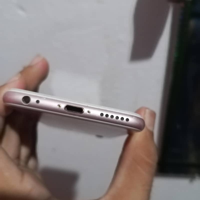 Apple iPhone 6S 4