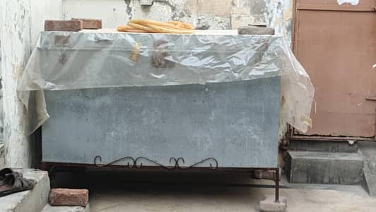 peti with iron stand