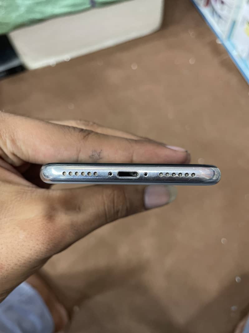 Apple iPhone X 4