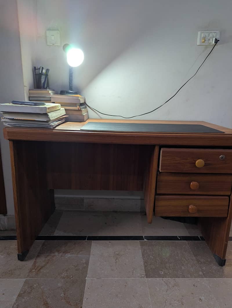 STUDY TABLE AND CHAIR 0