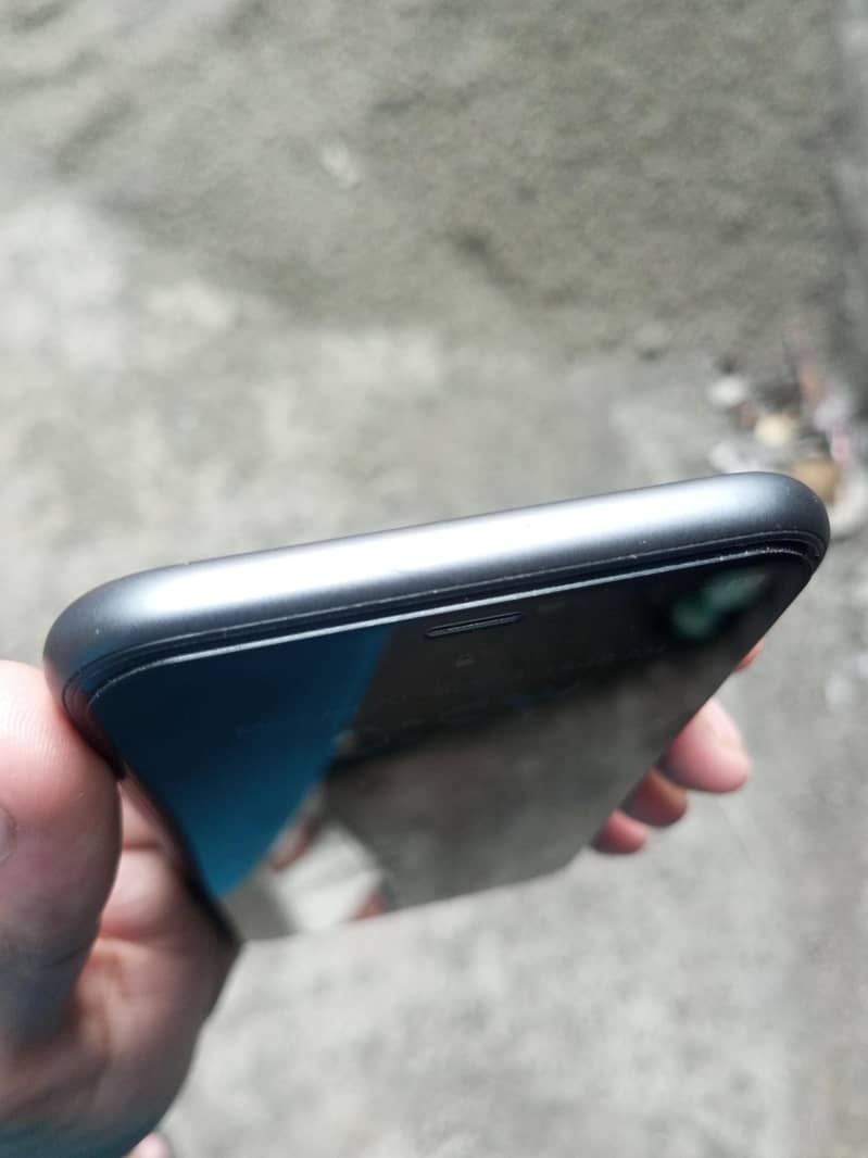 Apple iPhone 11 4