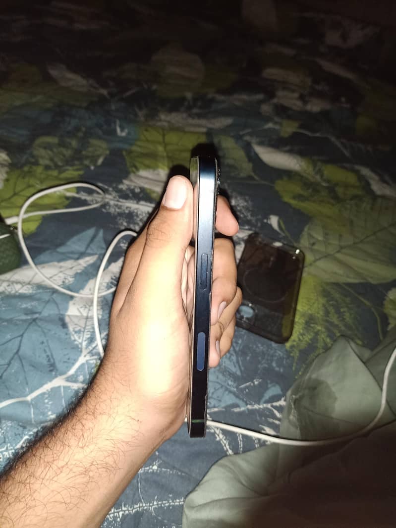 Apple iPhone 13 2