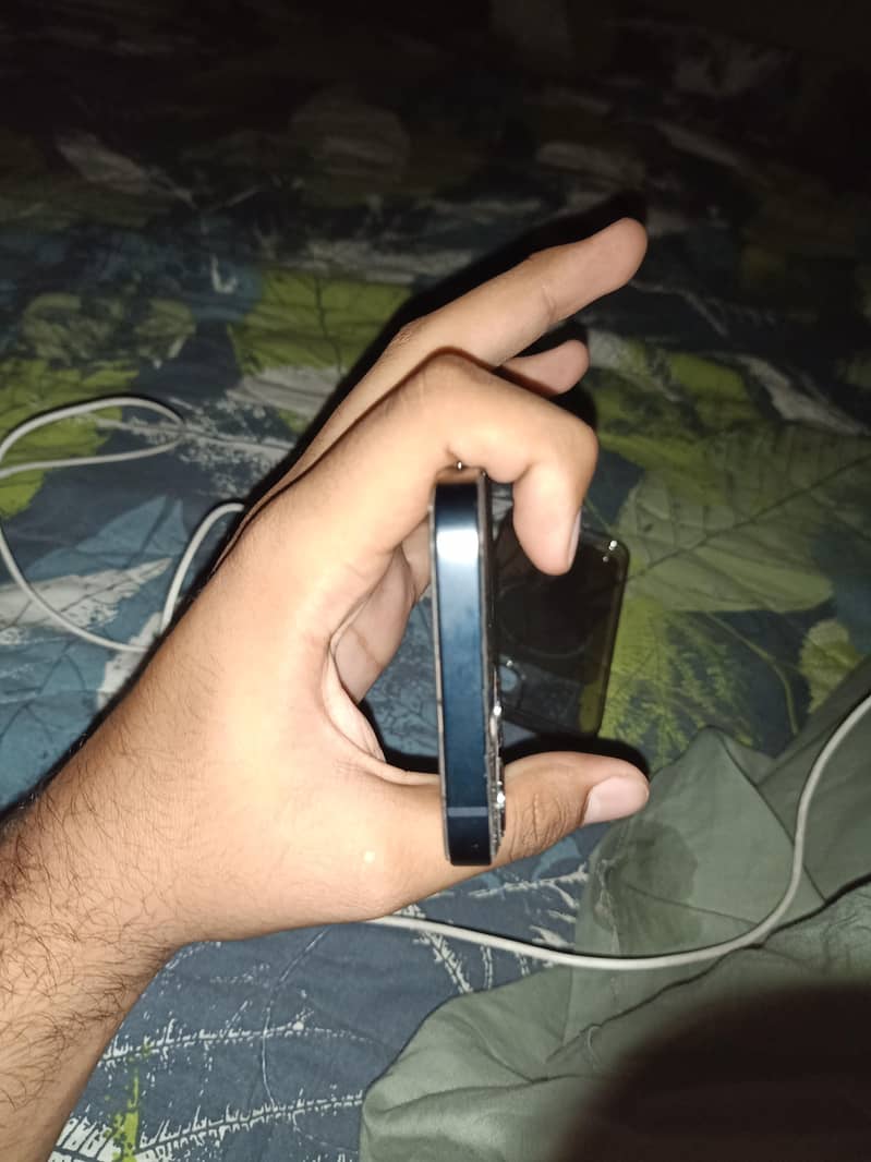 Apple iPhone 13 4