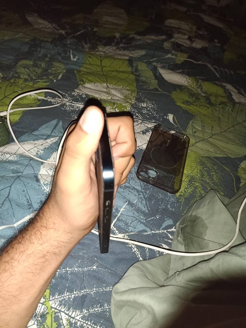 Apple iPhone 13 5