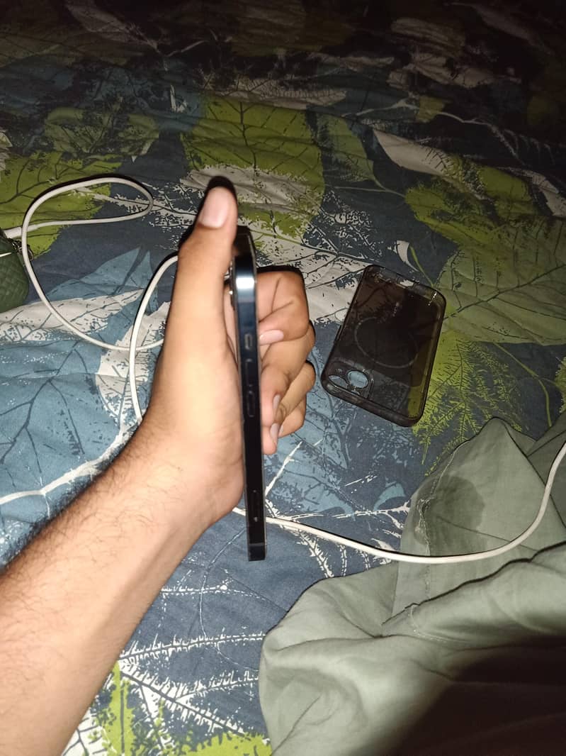 Apple iPhone 13 6