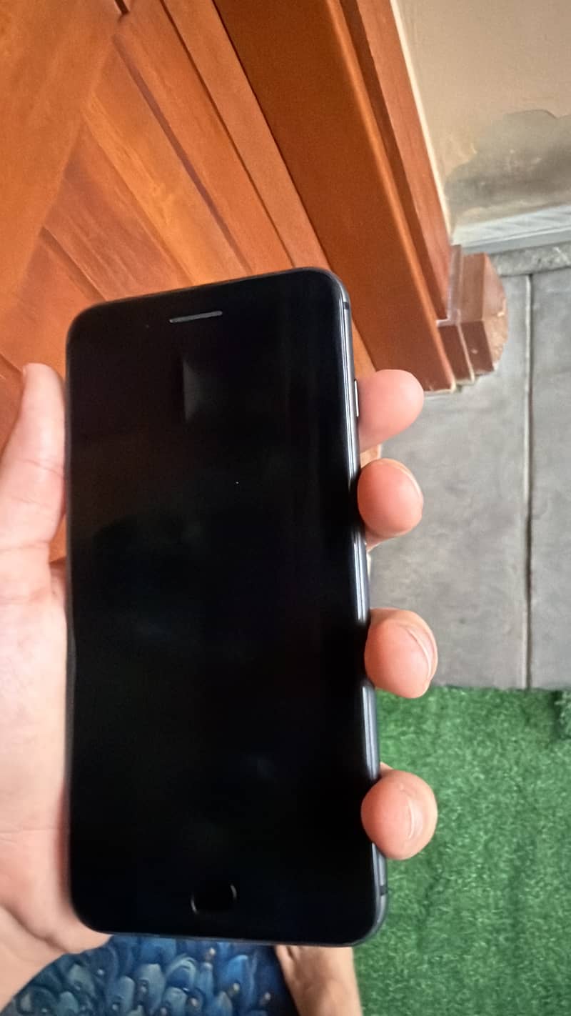 Apple iPhone 8 Plus 0