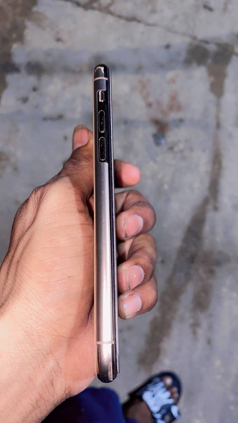 Apple iPhone 11 Pro 4