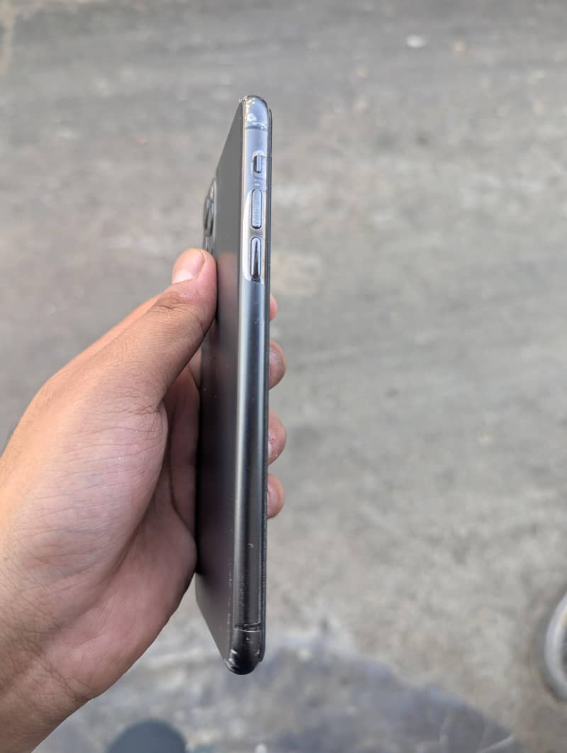 Apple iPhone 11 Pro Max 4