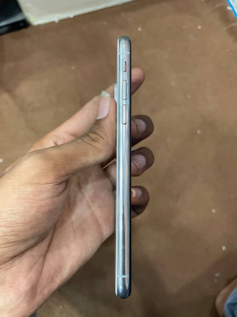 Apple iPhone X 4