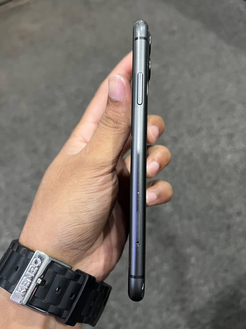 Apple iPhone 11 4