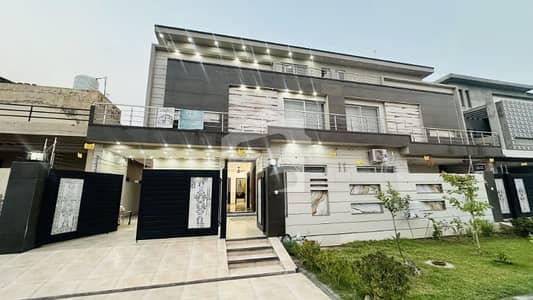 10 marla brand new house available for sale on 100ft road.