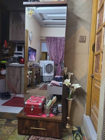DRESSING TABLE WITH LARGE MIRROR AND SPACIOUS INNER CAPACITY