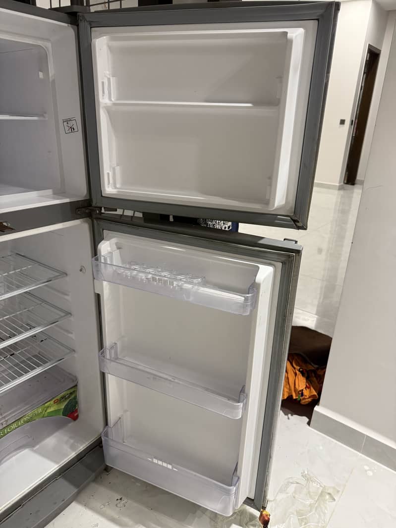 Good condition Refrigerator 2