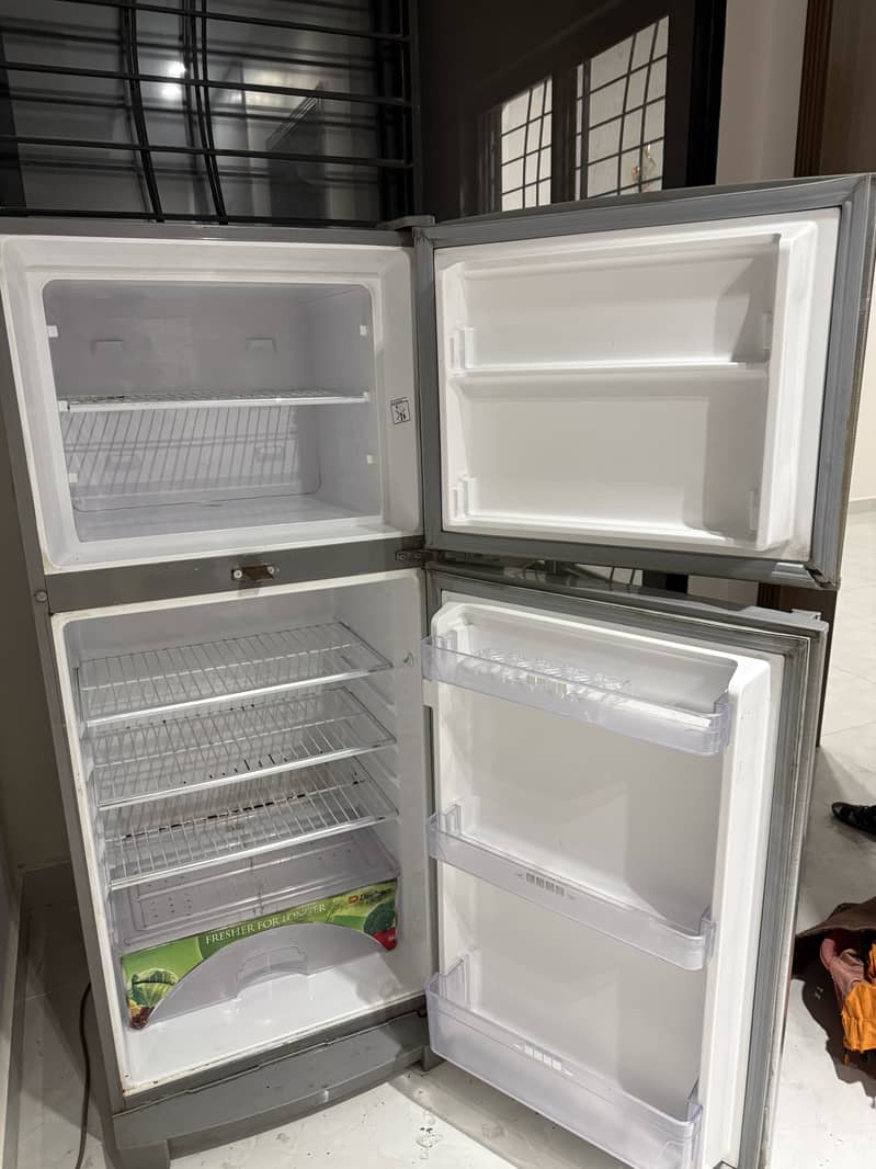 Good condition Refrigerator 3