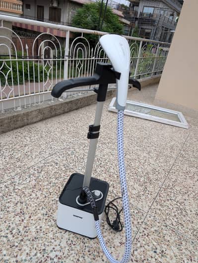 Geepas Standing Garment Steamer. کھڑے والا استری ہینگر کے ساتھ