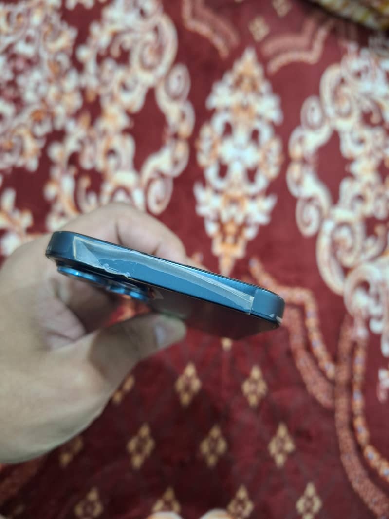 Apple iPhone 13 5