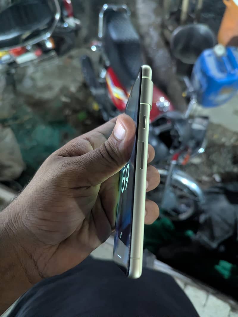 Google Pixel 7 4