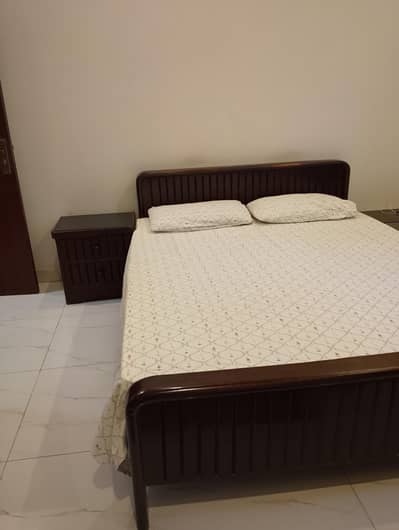 Queen size bad with one side table