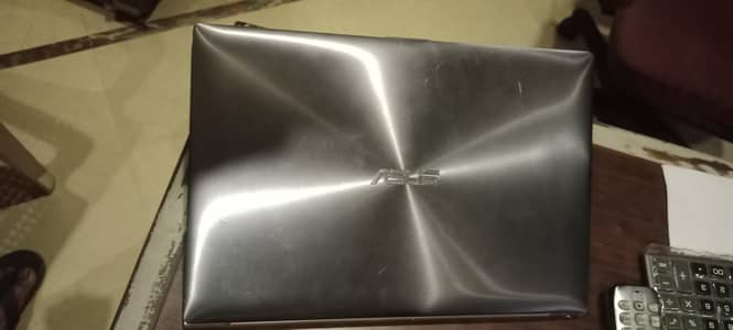 ASUS Zenbook 13 inches FHD screen