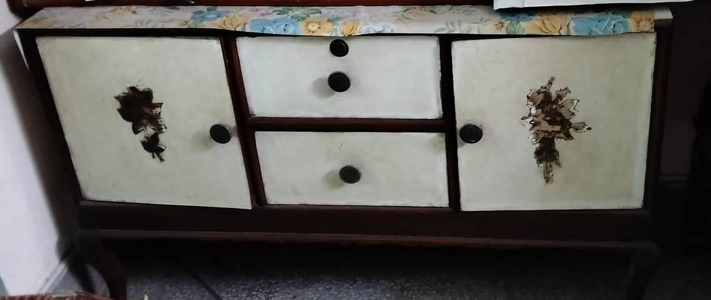 queen bed with console and side table 1