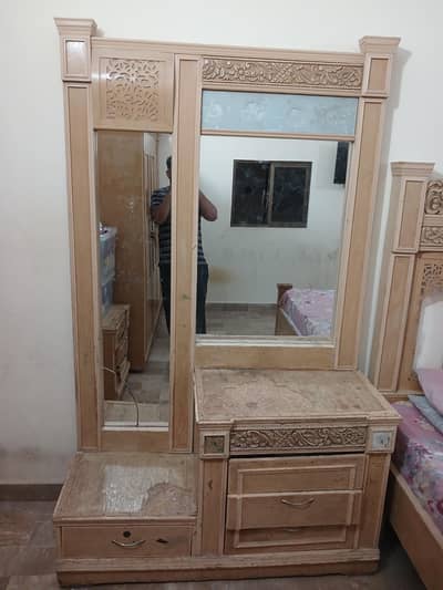 Dressing table with side corners Available for sale.