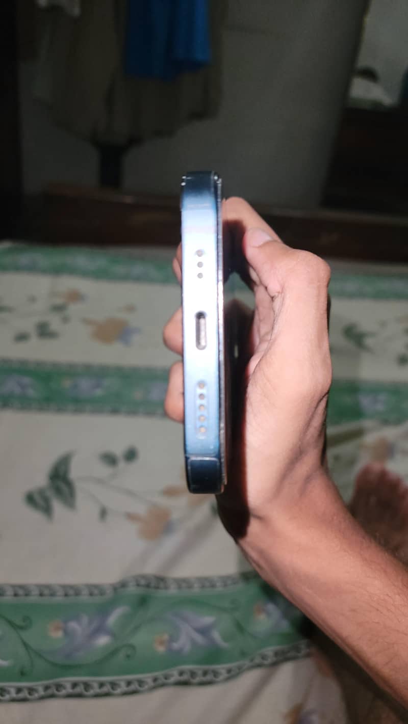 Apple iPhone 13 2