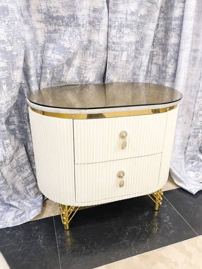 Compl king bed set -two side tables , dressing , sette