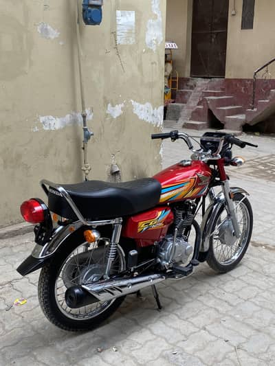 Honda 125 red