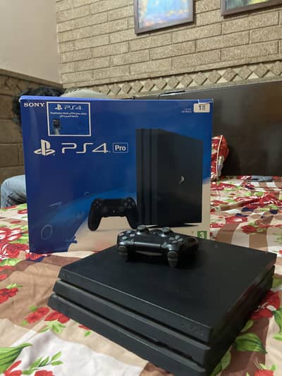 Ps 4 pro 10/10 condition with box and 1 free game