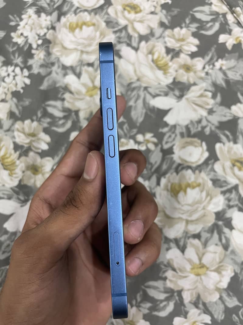 Apple iPhone 13 4